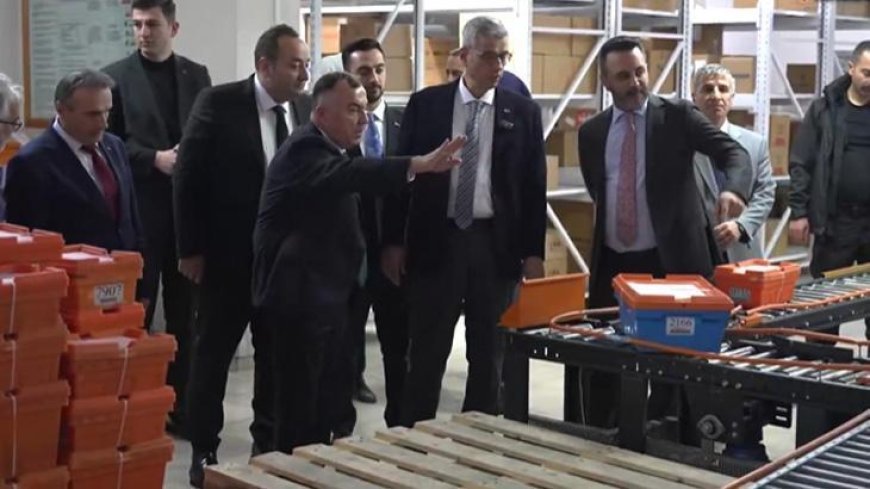 Bakan Memişoğlu, Ankara'da bir ecza deposunda incelemelerde bulundu