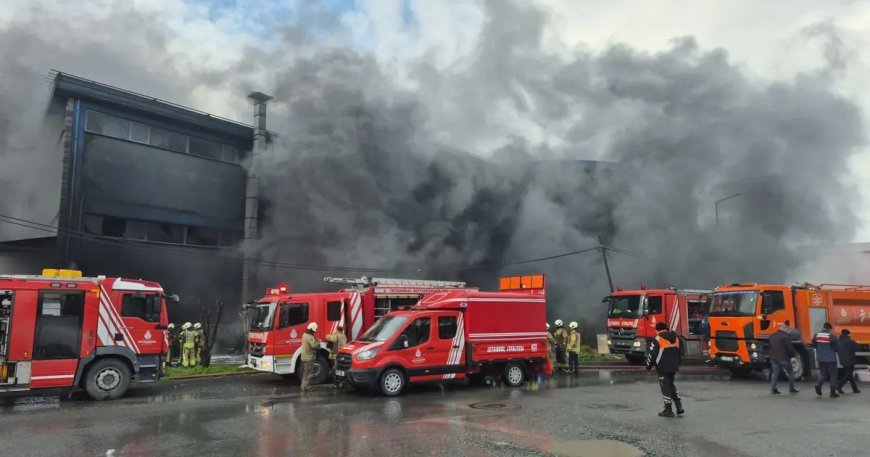 İstanbul'da kozmetik fabrikasında yangın. Ekipler olay yerinde