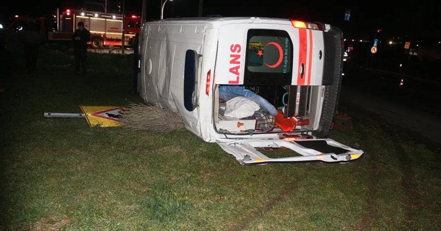 Manisa'da ambulans ile otomobil çarpıştı. Beş yaralı