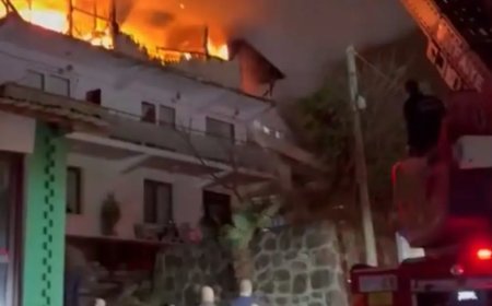 Kocaeli'de 2 katlı evde yangın. Alevler geceyi aydınlattı