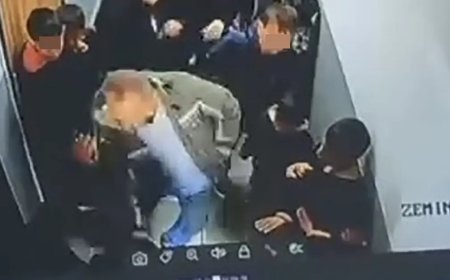 Çocuğuna kartopu atan öğrenciyi koridorda darp etti