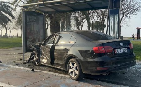 Sahil yolunda feci kaza. Otomobil durağa daldı