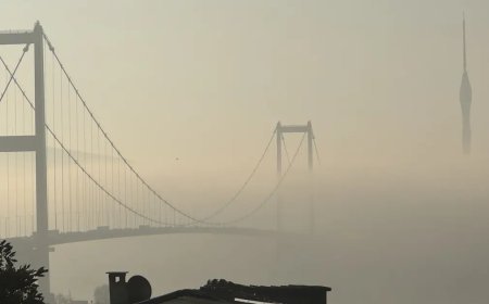 İstanbul yeni güne sisle uyandı. Köprüler kayboldu