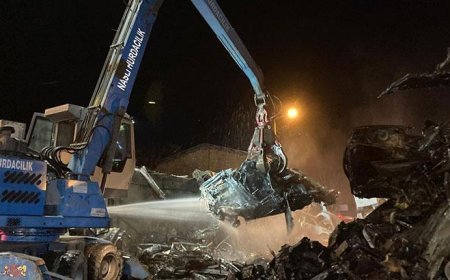 Ankara'da 100 hurda araç alev alev yandı