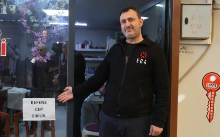 Pazarlıktan ve cimrilikten bıktı, dükkan camına astı. "Kefene cep dikilir"