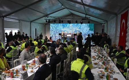 Bakan Uraloğlu Halkalı-Ispartakule Demiryolu Hattı şantiyesinde çalışanlarla iftar yaptı