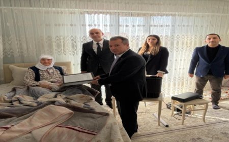 KAYMAKAM GÜRDAL, 100 YAŞINDAKİ ZEYNEP HANIM’A GEÇİCİ KİMLİK BELGESİNİ TAKDİM ETTİ