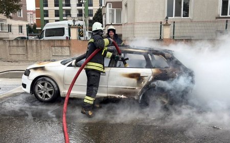 Seyir halindeki otomobil yandı, sürücü son anda kurtuldu
