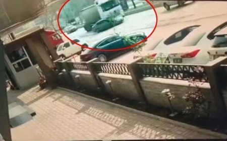 Kan donduran görüntü! TIR önüne aldığı otomobili metrelerce sürükledi