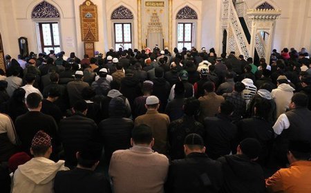 Binlerce kişi camiye akın etti, kapıda uzun kuyruklar oluştu! Bayram namazı bir değil beş kez kılındı