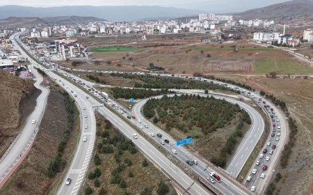 Milyonlarca öğrenci pazartesi ders başı yapacak. 43 ilin geçiş noktasında yoğun trafik