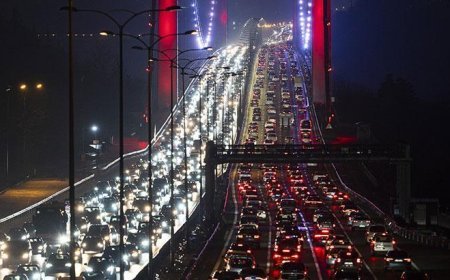 İstanbul'da gece saatlerinde trafik yoğunluğu!