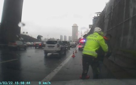 Araba kullanırken boğazına şeker kaçan sürücüyü polis kurtardı