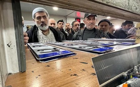 Gece gündüz plaka basılıyor. Süre azaldı, uzun kuyruklar oluştu
