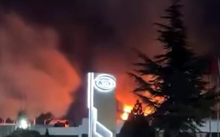 Fabrika bacasında çıkan yangın büyümeden söndürüldü