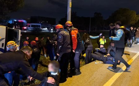 Antalya'da ceza infaz kurumuna ait servis aracı devrildi: 16 yaralı