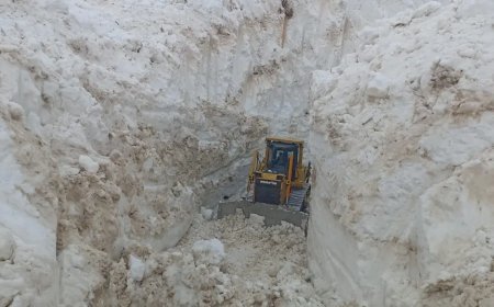 Yüksekova’da 8 metrelik kar tünelleri. İş makinesi içinde kayboldu