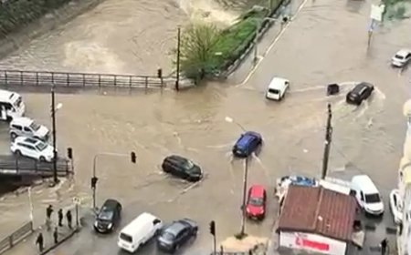 Adana'da yağmur hayatı felç etti: Dereler taştı, yollar göle döndü