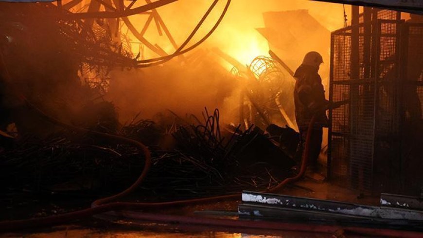 İzmir'de mobilya atölyesinde çıkan yangın, depoya ve iş yerlerine sıçradı