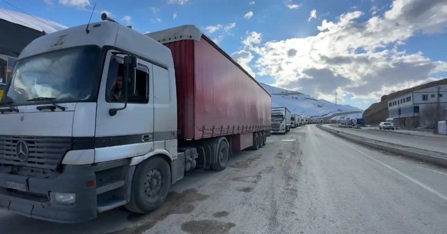 Türkiye-İran sınır kapısında 2 kilometrelik TIR kuyruğu oluştu