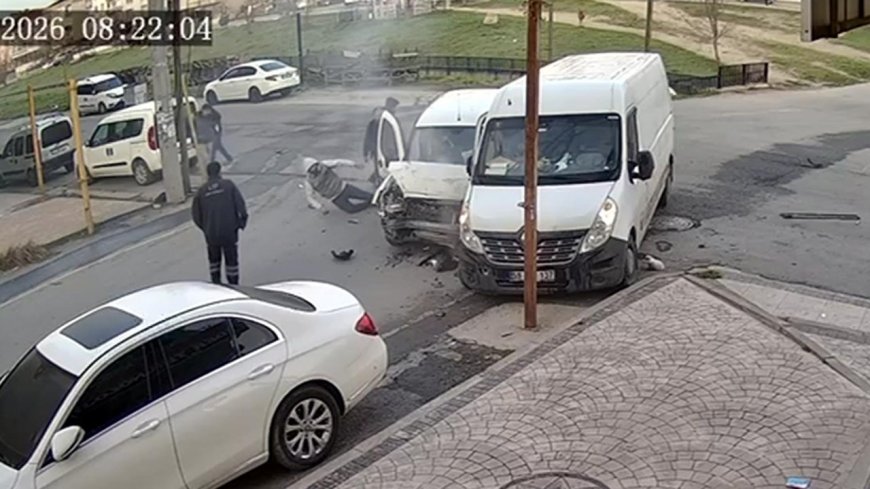 Minibüs ile hafif ticari aracın çarpıştığı kaza kamerada; 4 yaralı