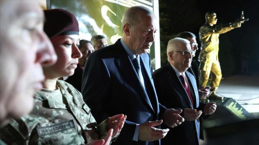 Cumhurbaşkanı Erdoğan, Ömer Halisdemir'in anıtı önünde dua etti