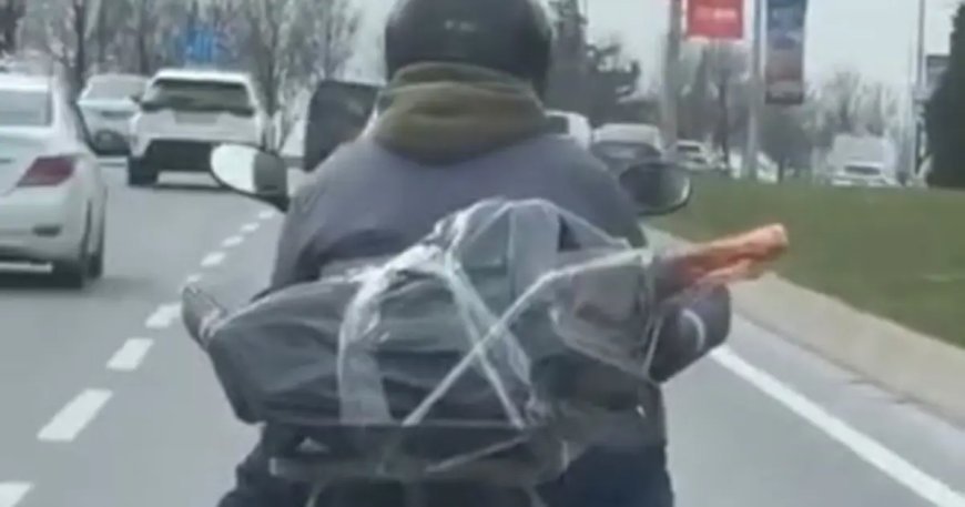 Mide bulandıran görüntü. Motorcu ayağının altında et taşıdı