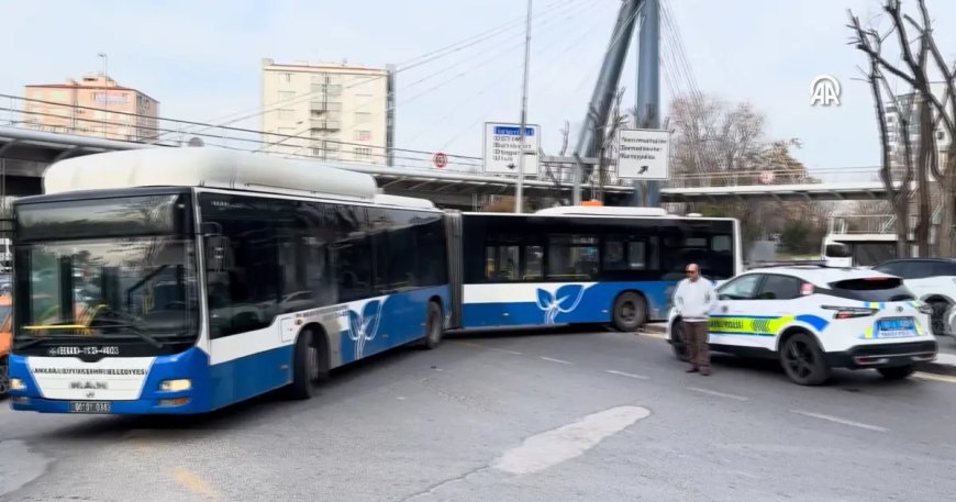 Ankara'da trafiği kilitleyen U dönüşü. Belediye otobüsü asılı kaldı