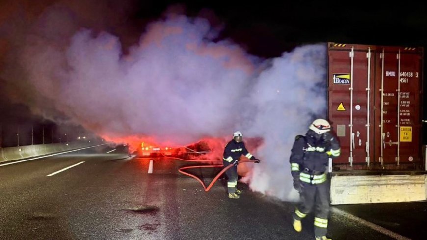 Hurda kağıt yüklü TIR’ın dorsesi yandı