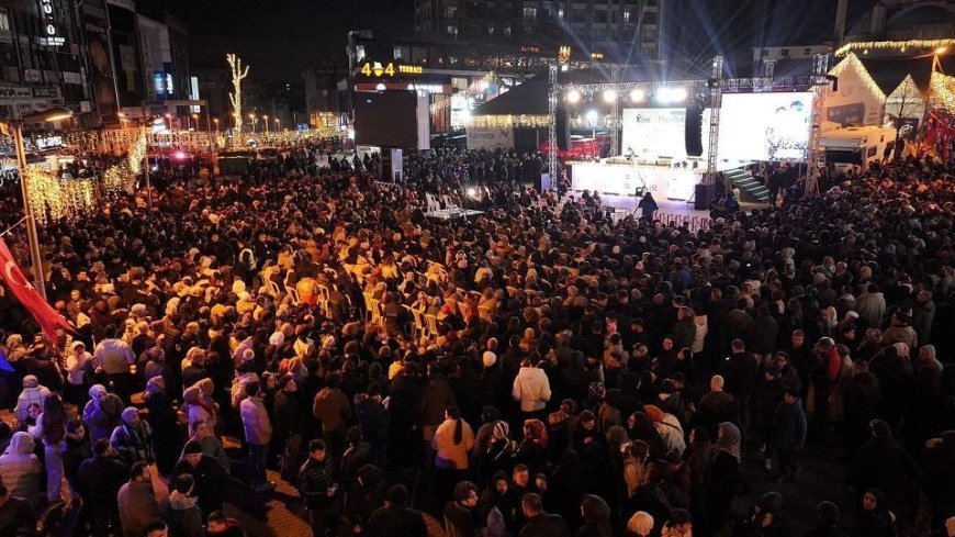 Esenler’de binlerce kişi aynı duada buluştu! '10 bin hatim 100 bin dua' gecesi