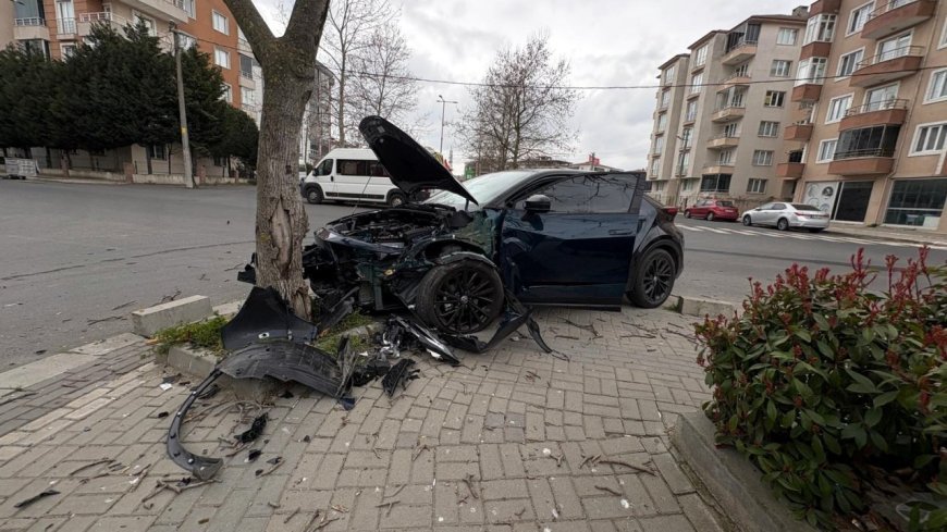 Kontrolden çıkan otomobil, yol kenarındaki ağaca çarptı