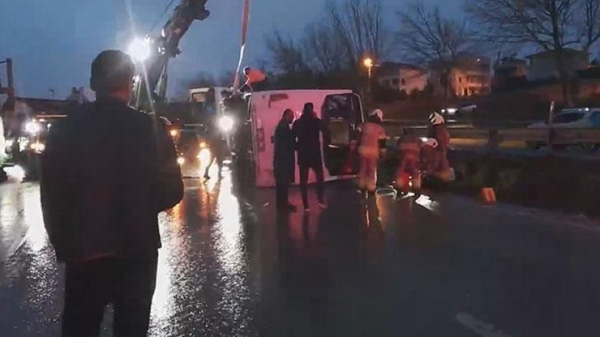 Büyükçekmece'de servis midibüsü devrildi! 1 ölü 9 yaralı