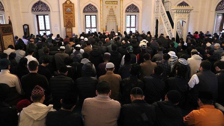 Binlerce kişi camiye akın etti, kapıda uzun kuyruklar oluştu! Bayram namazı bir değil beş kez kılındı