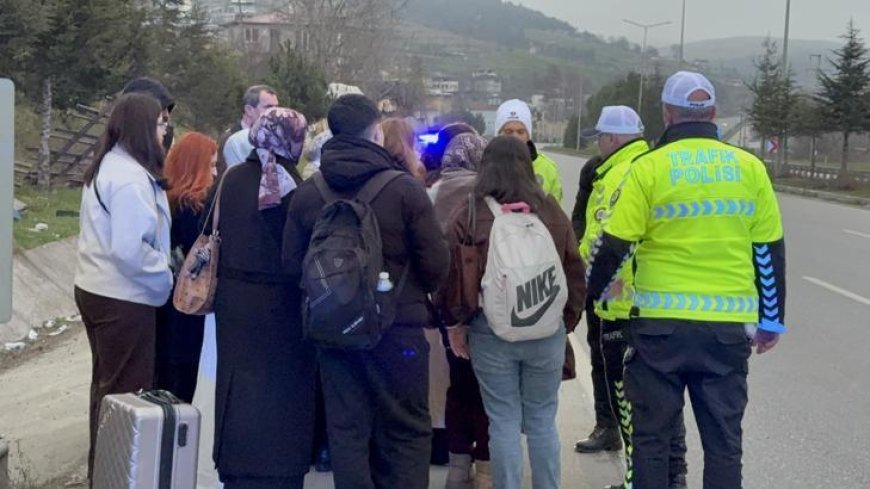 Tur minibüsü bariyerlere saplandı: 4 yaralı