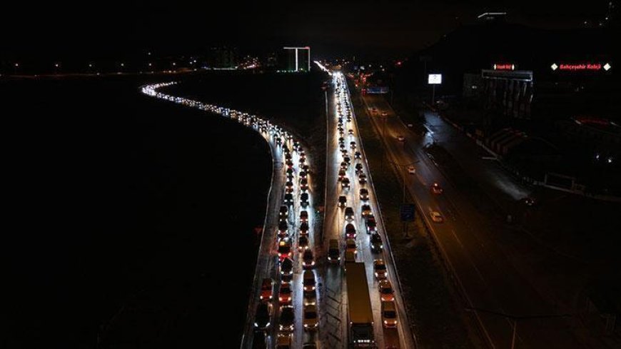 Bayram tatili dönüşü araç kuyruğu! 43 ilin geçiş noktasında trafik 40 kilometreyi aştı