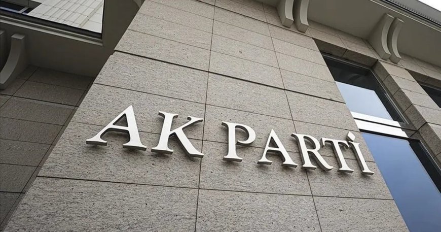 AK Parti'den "Ay yıldızın gölgesinde güvendeyiz" paylaşımı
