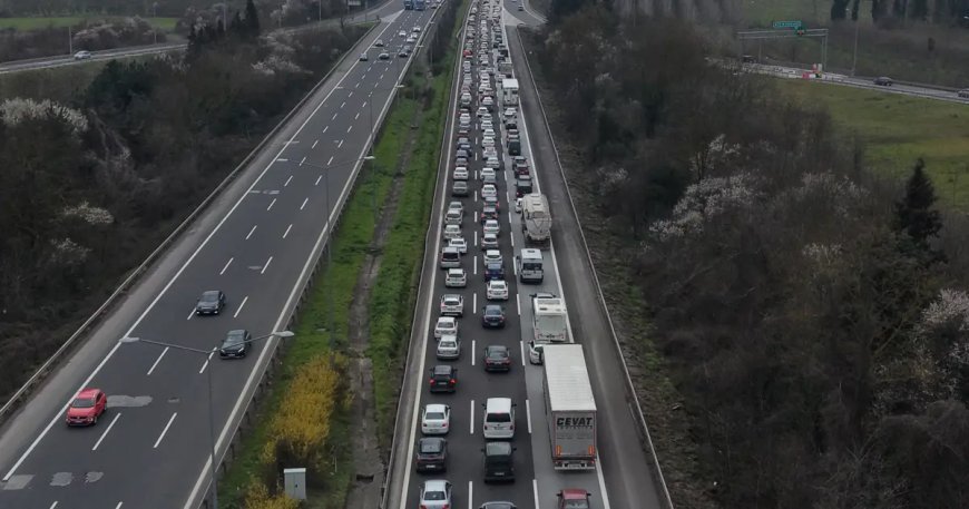 Tatil bitti, eziyet başladı. İstanbul'a dönüş yolları kilit!