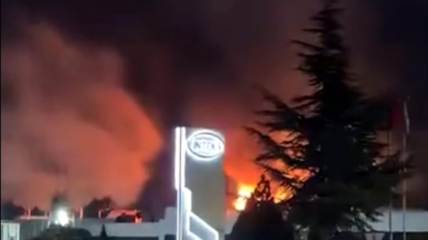 Fabrika bacasında çıkan yangın büyümeden söndürüldü