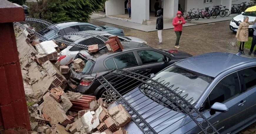 Aşırı yağış istinat duvarını yıktı: 5 araç zarar gördü