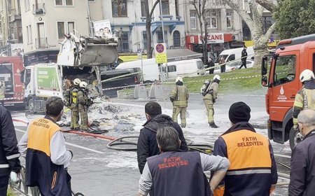 Fatih'te çöp kamyonunda patlama! Cadde trafiğe kapatıldı