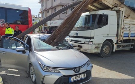 Akılalmaz kaza: Kamyondaki demirler otomobilin camına saplandı