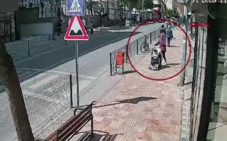 Yaya geçidinde motosiklet dehşeti! Anne ve bebeği yere yığıldı