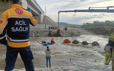 Dereyi traktörle geçmek isterken faciadan dönüldü: 10 işçi vinçle kurtarıldı