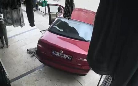 El freni çekilmeyen otomobil, mağazaya girmek üzereyken durduruldu