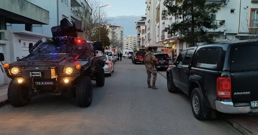 17 yaşındaki çocuk, annesi ile ağabeyini katletti