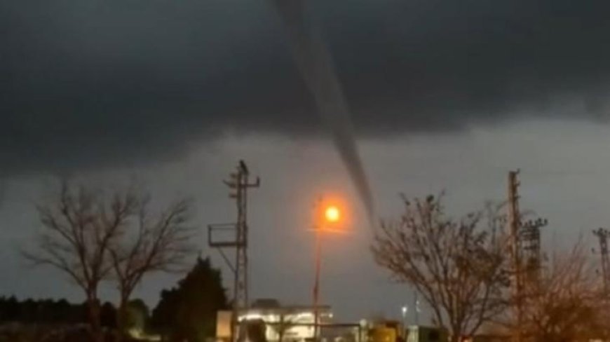 Mardin'de sağanak öncesi çıkan hortum korkutan görüntüler oluşturdu