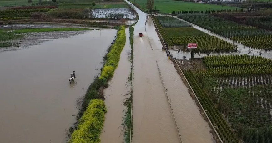 Kuvvetli sağanak sonrası göle döndü. Tarım arazileri ve kara yolunu su bastı