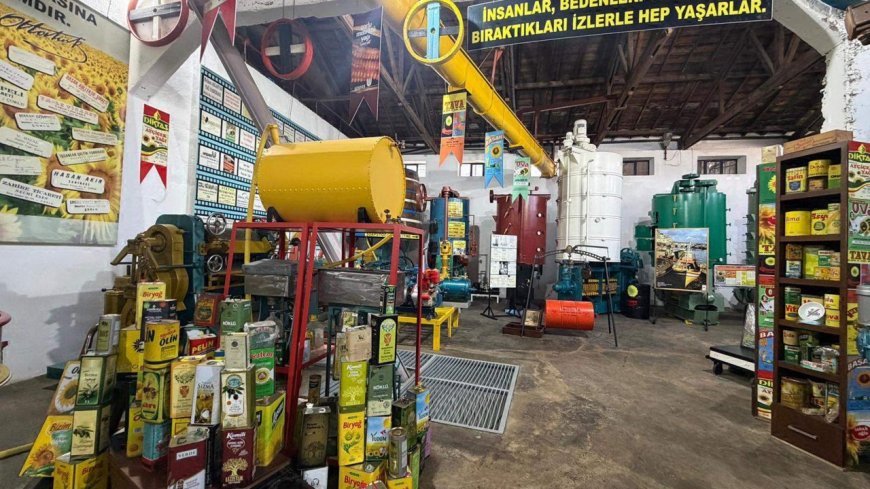 Bir bölümünü müzeye dönüştürdüğü 97 yıllık fabrikada, eski makineleri sergiliyor