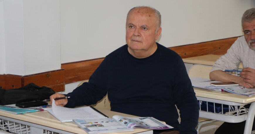 74 yaşındaki dede, torunu için İngilizce öğreniyor