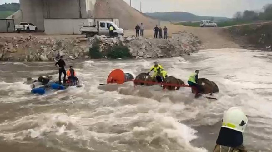 Bursa'da traktör dereden geçerken devrildi! 10 işçi vinç ile kurtarıldı
